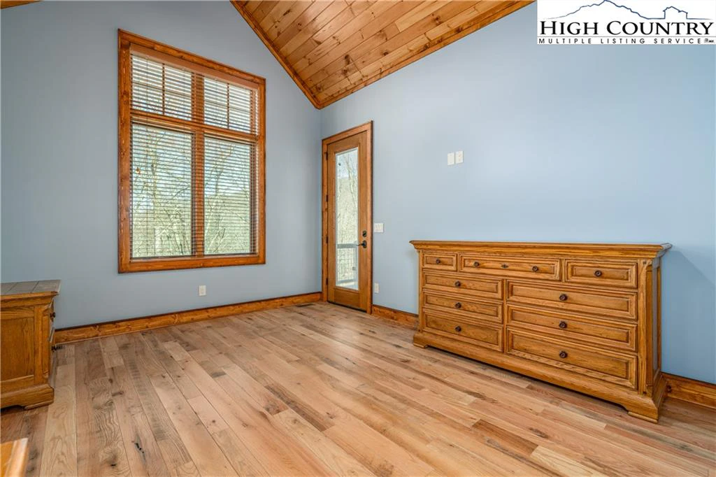 Image number 19 for the current listing