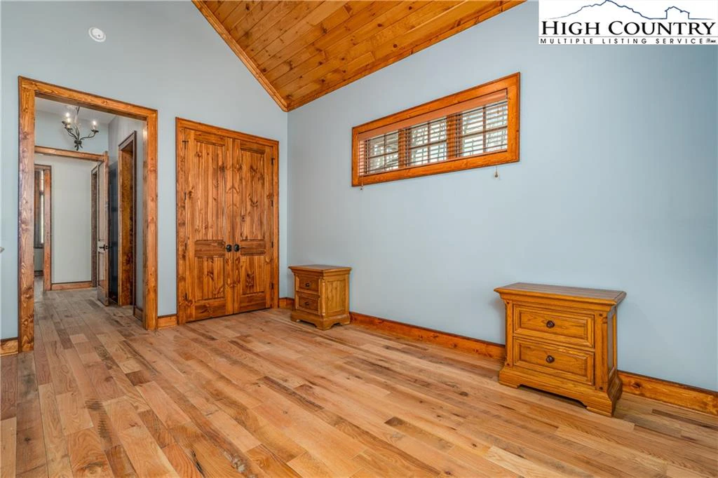 Image number 20 for the current listing