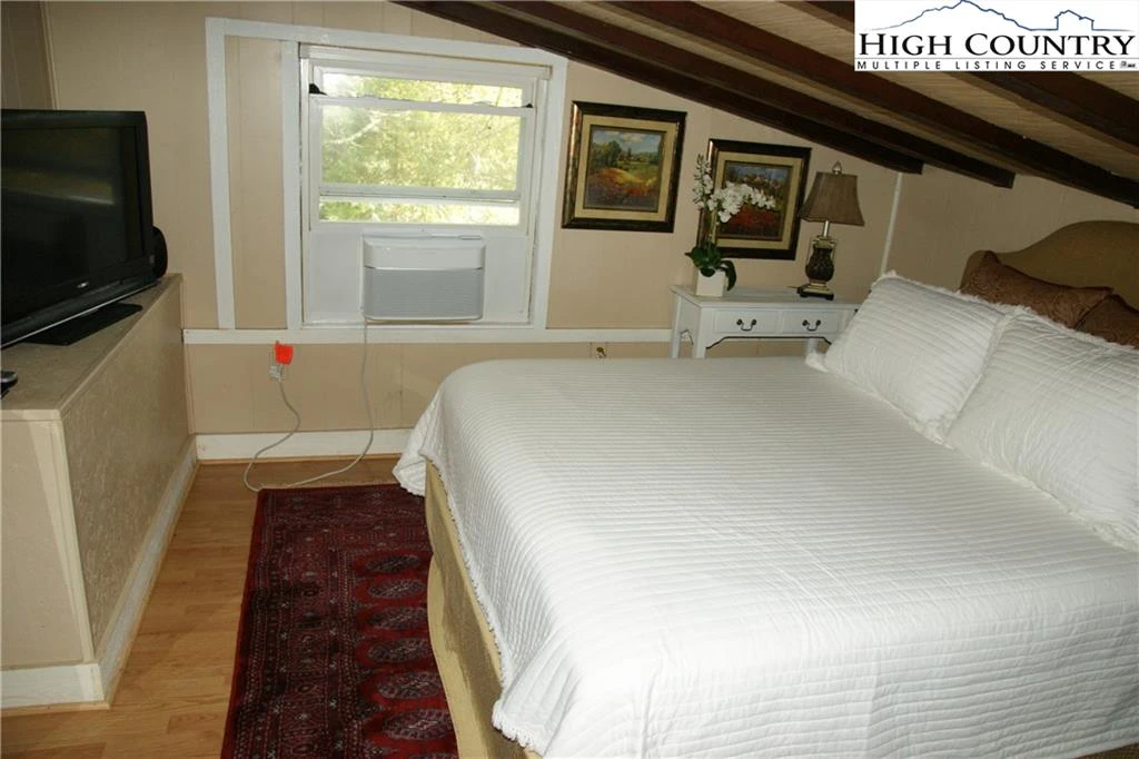 Image number 10 for the current listing