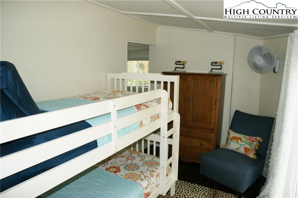 Image number 4 for the current listing