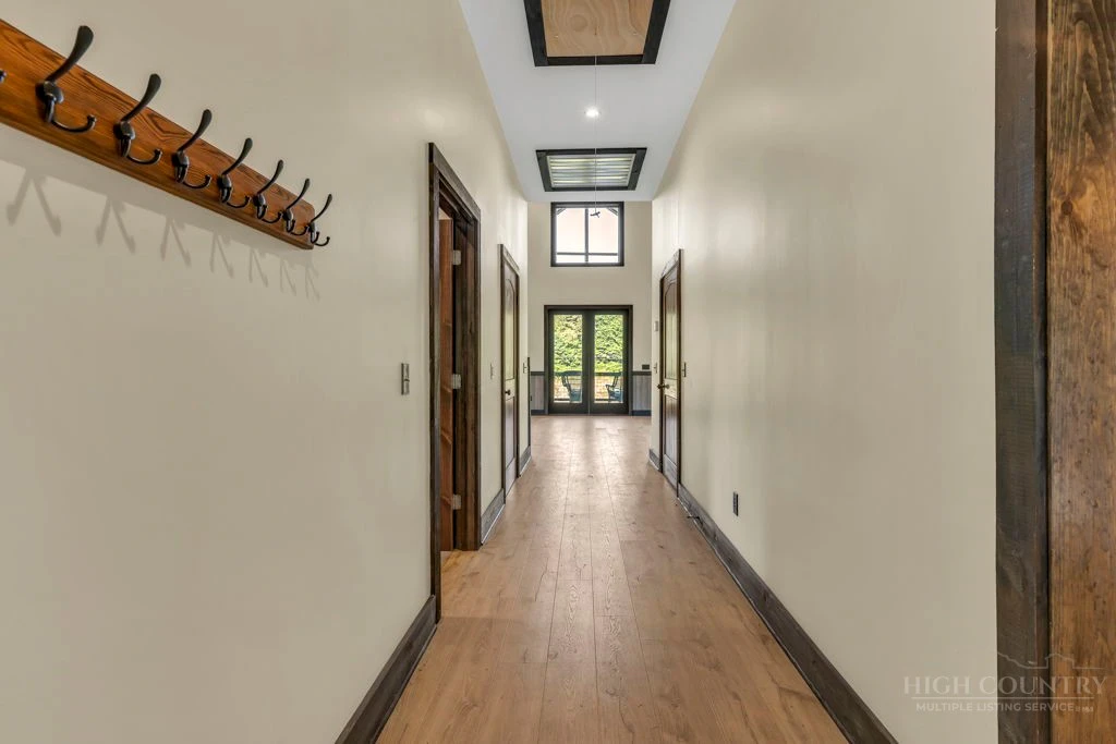 Image number 11 for the current listing