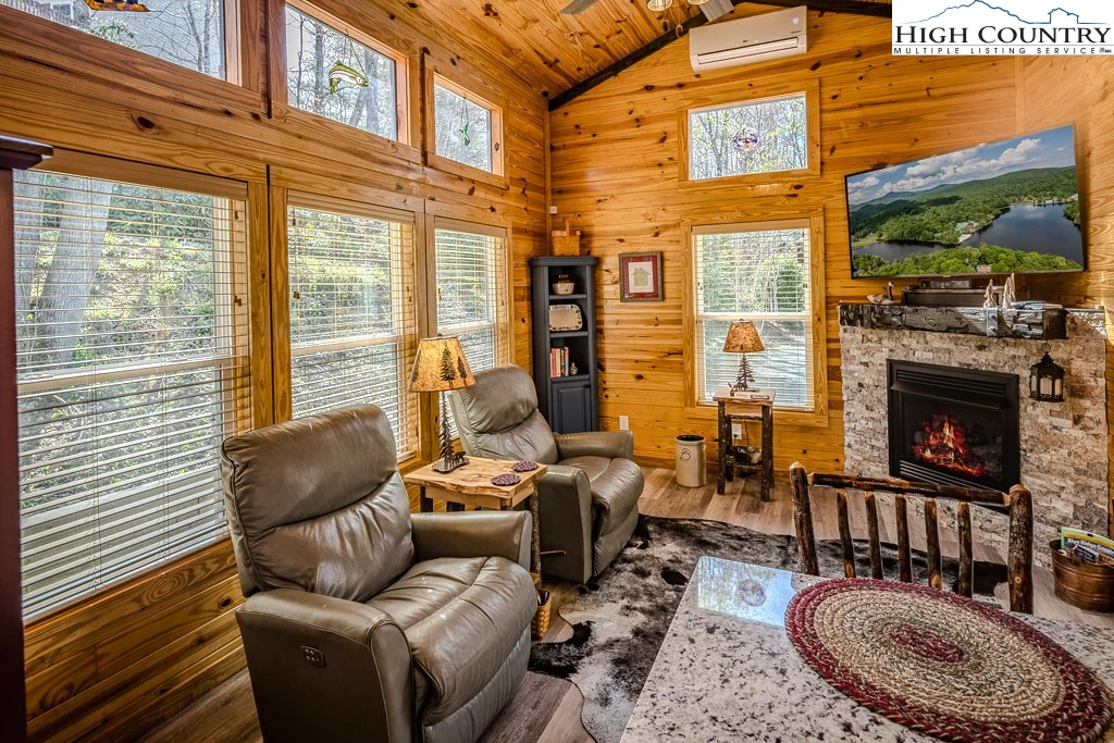 Image number 19 for the current listing