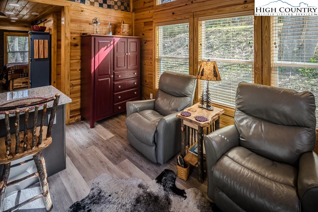 Image number 3 for the current listing