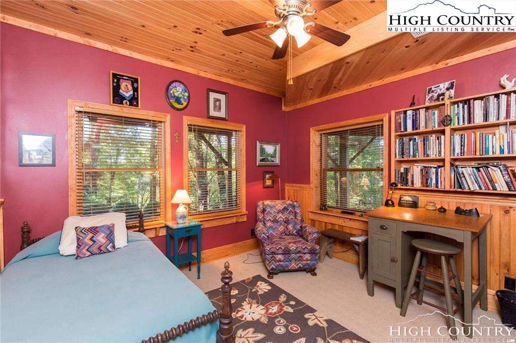 Image number 19 for the current listing