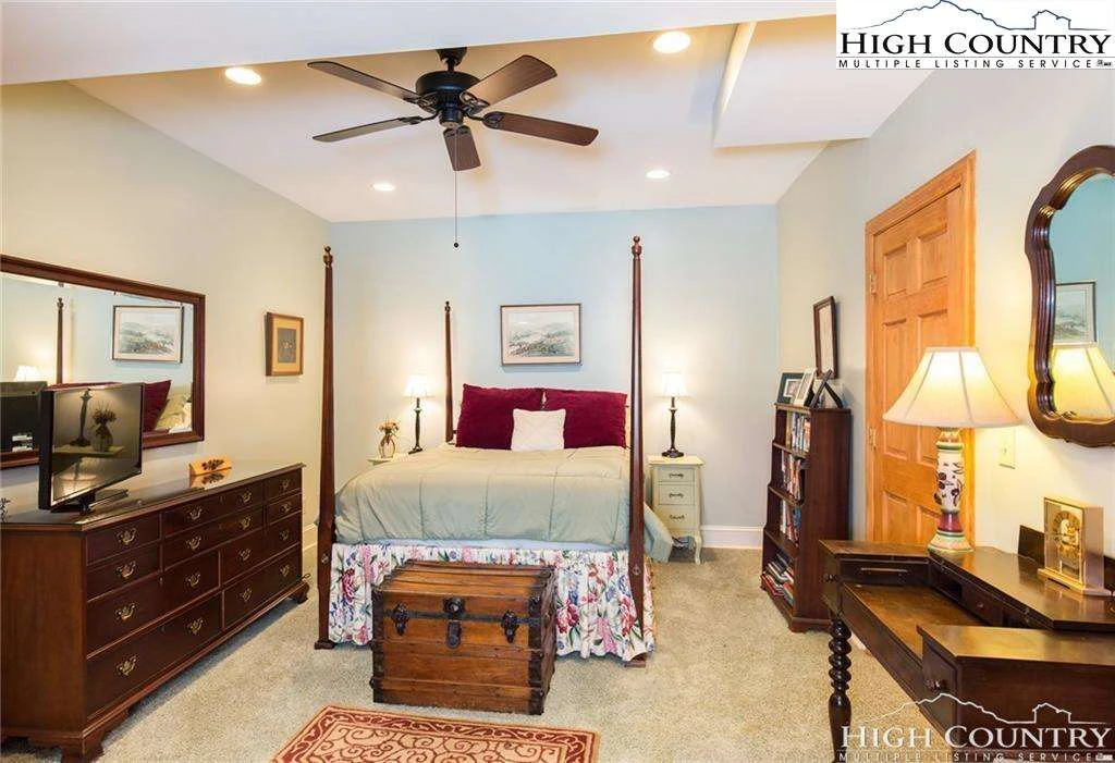 Image number 11 for the current listing