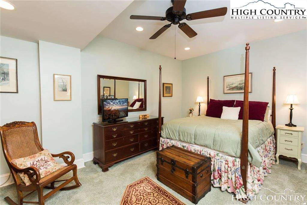 Image number 12 for the current listing