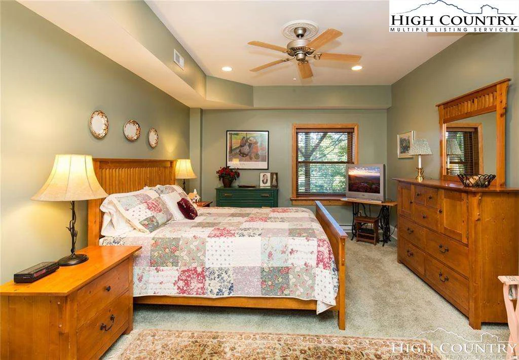 Image number 13 for the current listing
