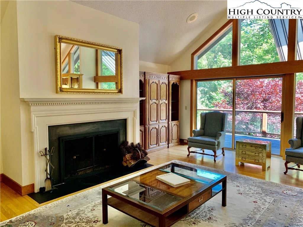 Image number 4 for the current listing