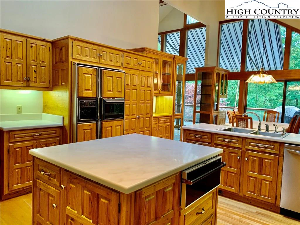 Image number 5 for the current listing