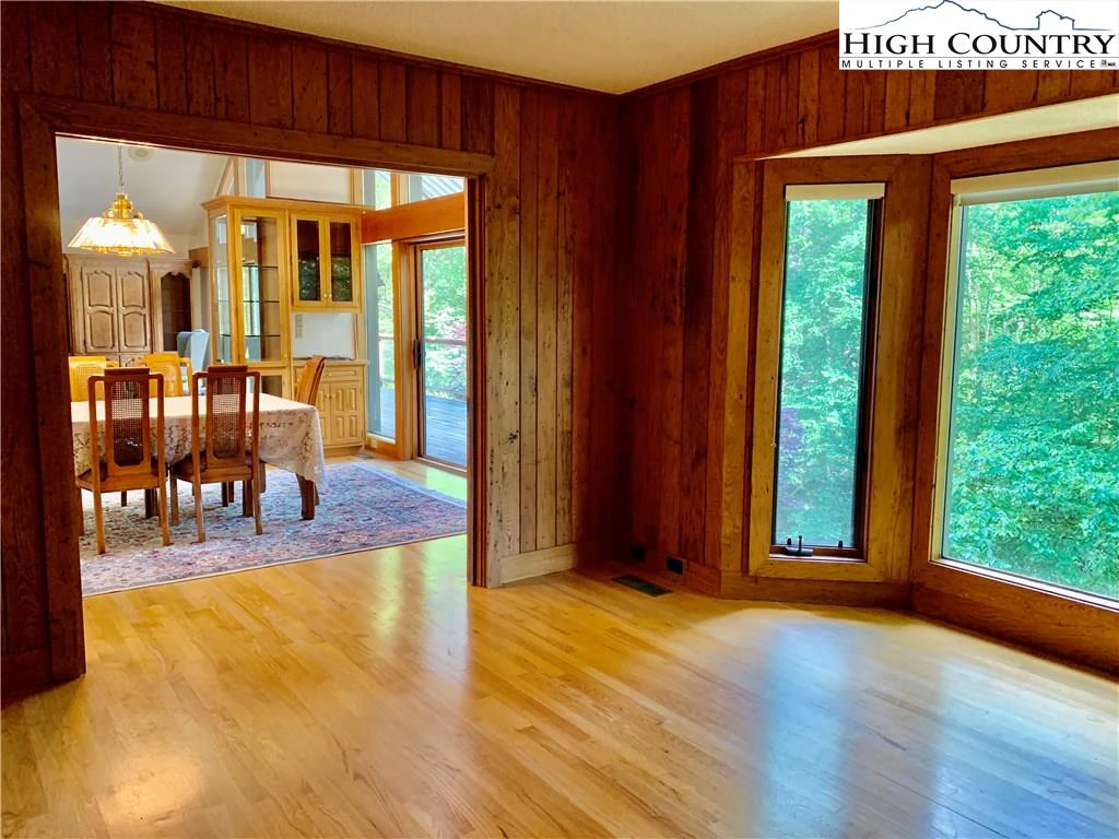 Image number 8 for the current listing