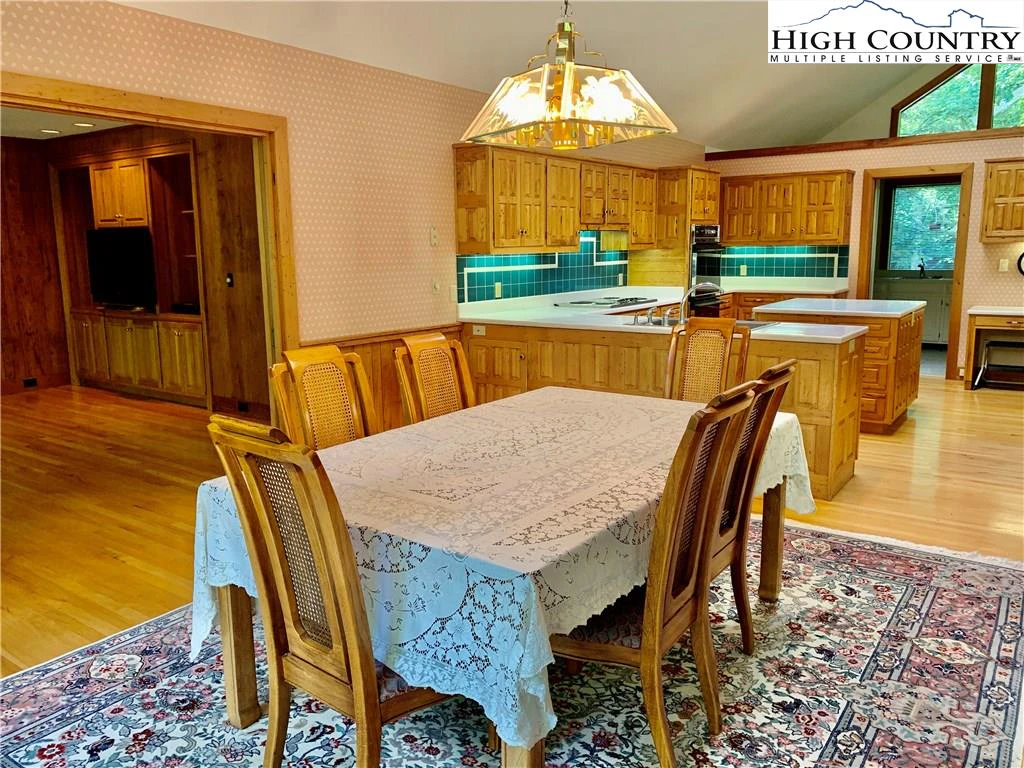Image number 9 for the current listing