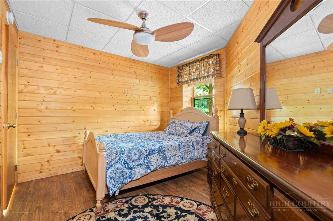 Image number 11 for the current listing