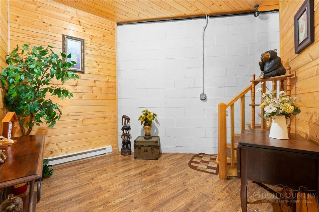Image number 13 for the current listing