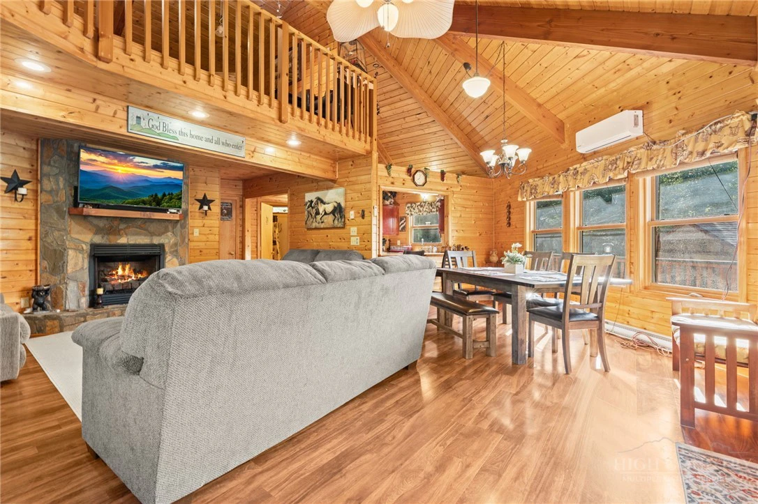 Image number 15 for the current listing