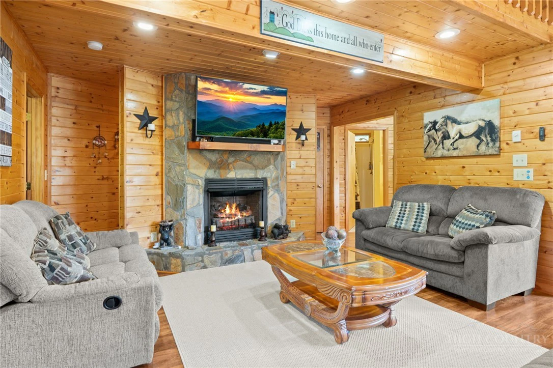 Image number 21 for the current listing