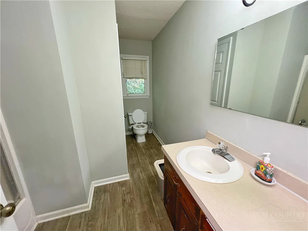 Image number 16 for the current listing