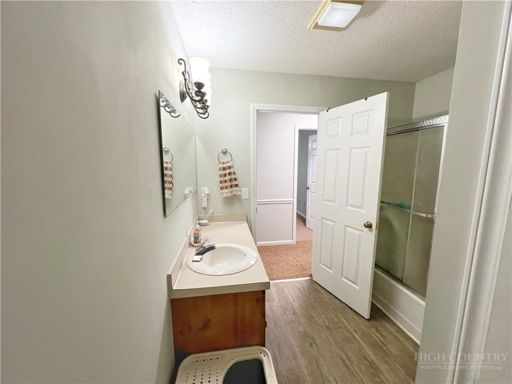 Image number 18 for the current listing