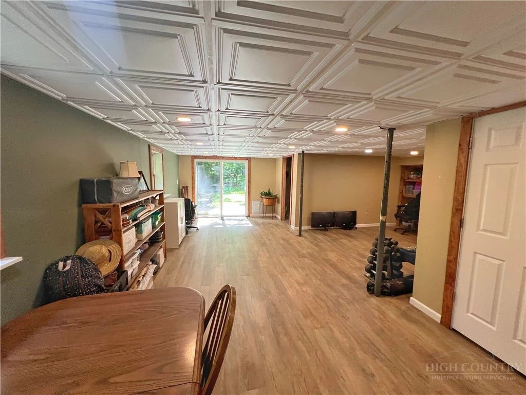 Image number 21 for the current listing