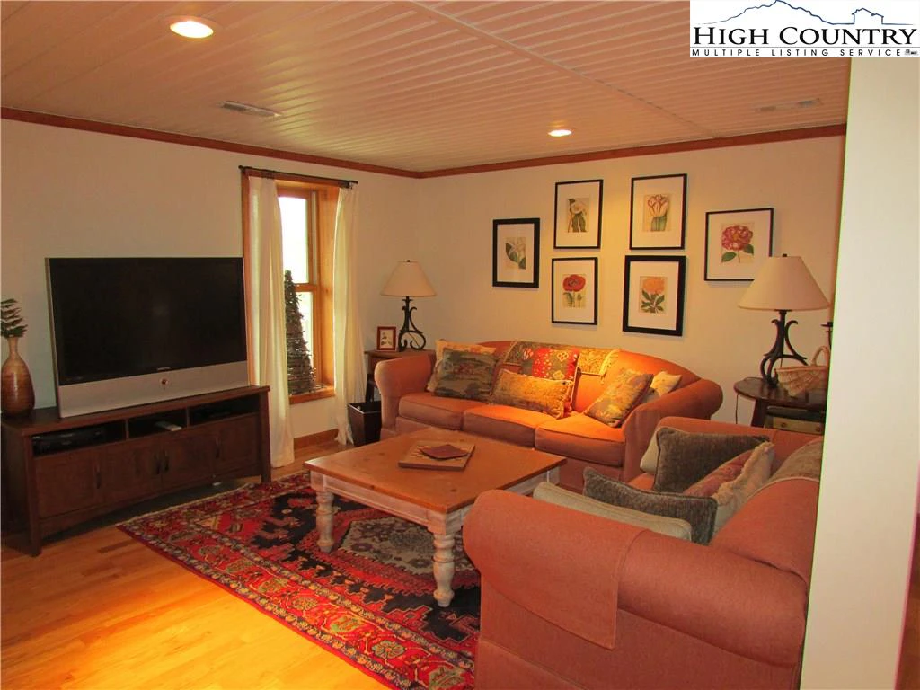 Image number 4 for the current listing