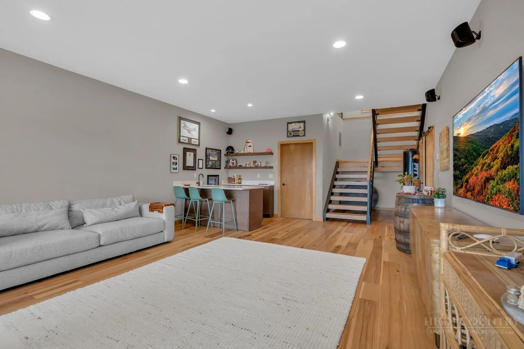 Image number 2 for the current listing