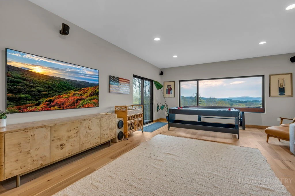 Image number 15 for the current listing