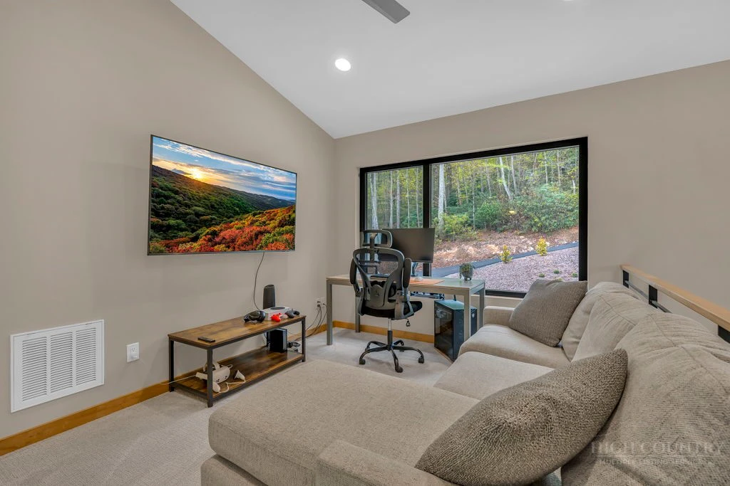 Image number 9 for the current listing