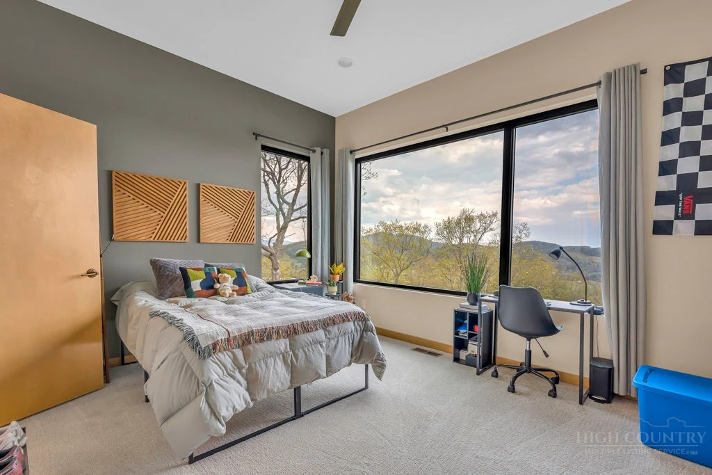 Image number 11 for the current listing