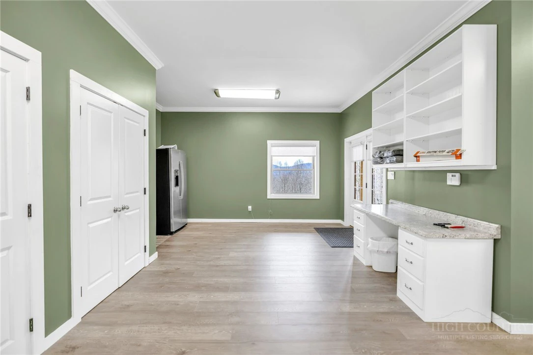 Image number 13 for the current listing