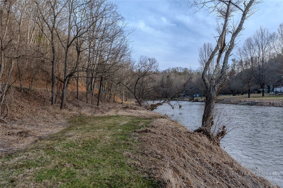 Image number 17 for the current listing