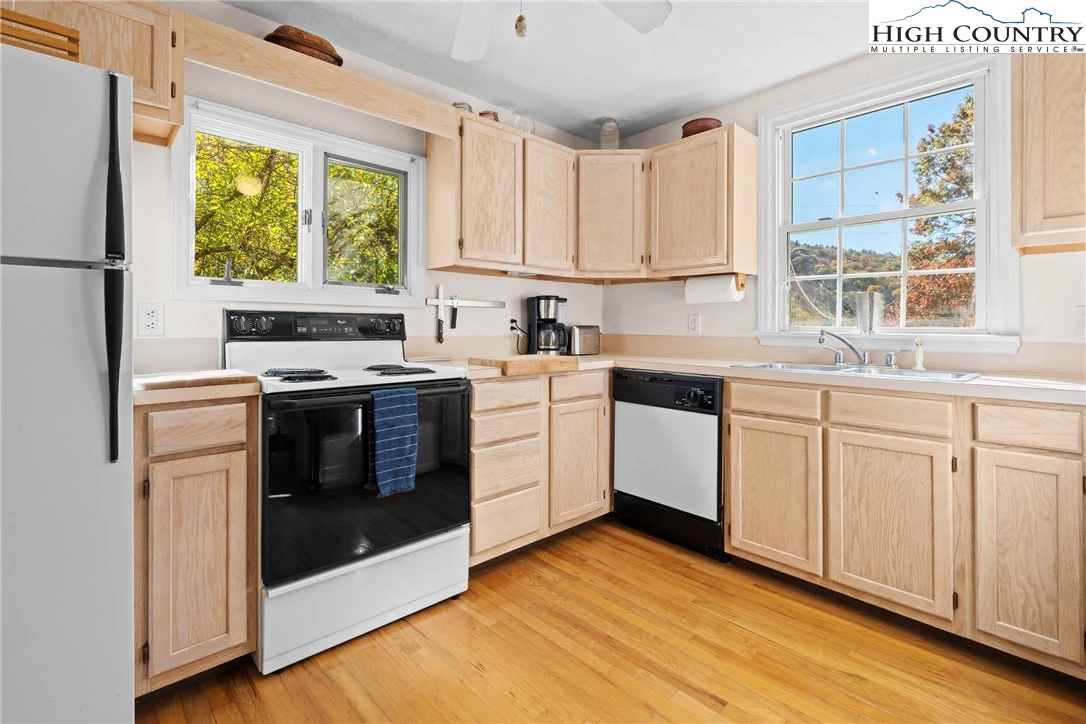Image number 20 for the current listing