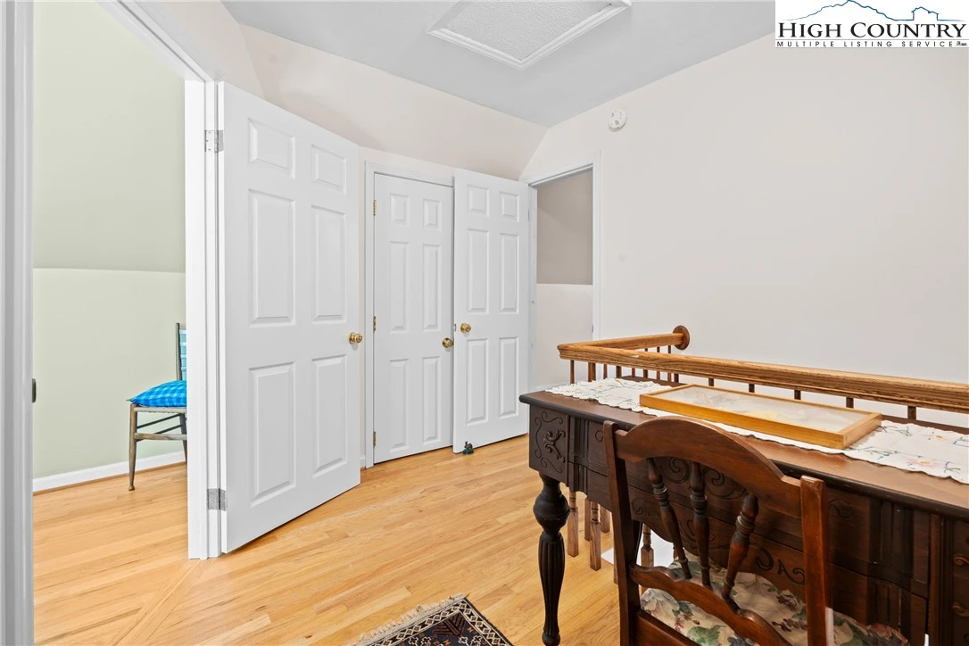 Image number 3 for the current listing