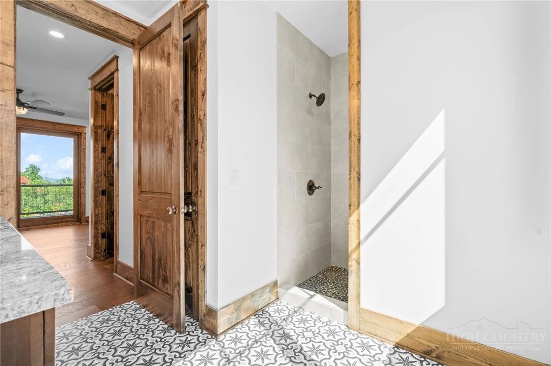 Image number 6 for the current listing
