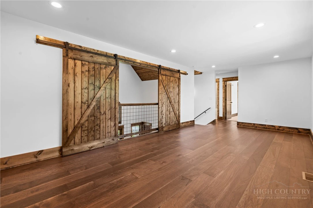 Image number 11 for the current listing