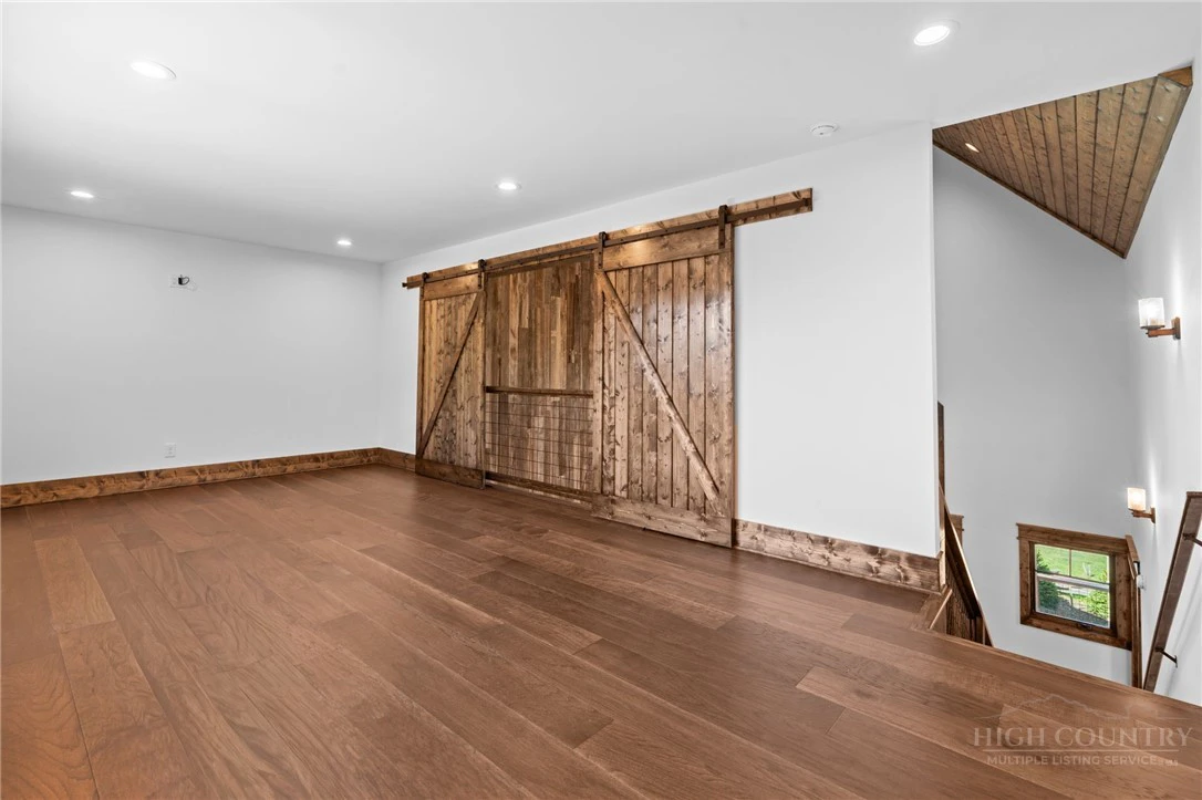 Image number 9 for the current listing