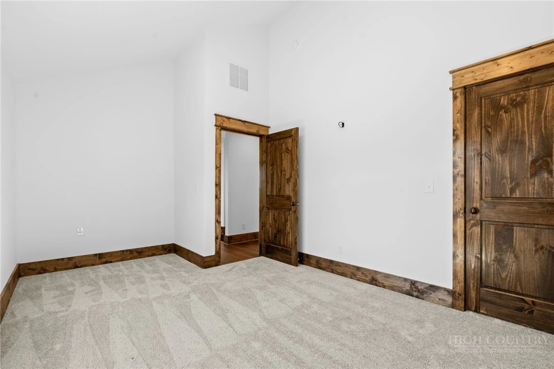 Image number 14 for the current listing