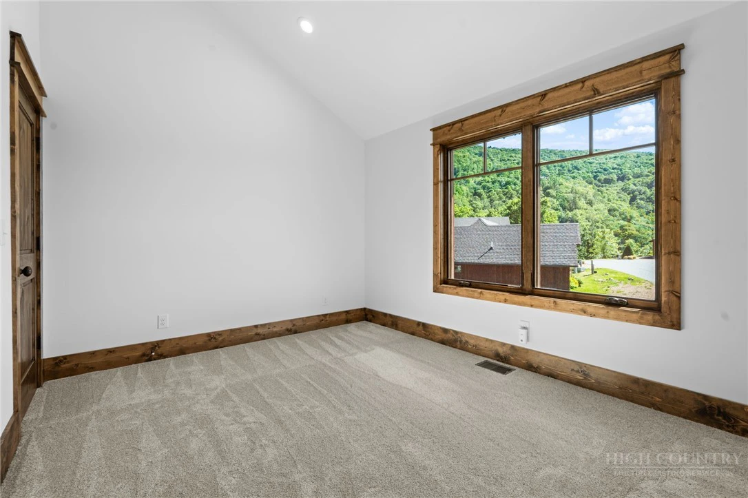 Image number 16 for the current listing