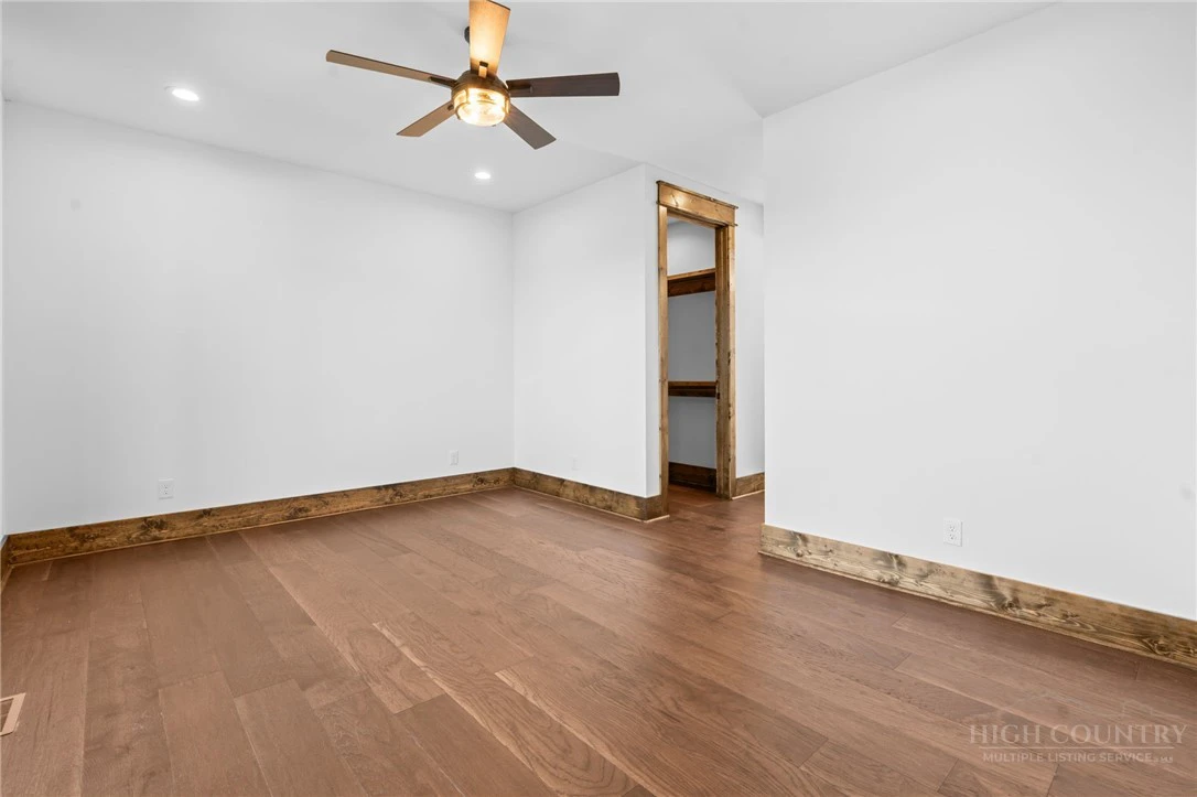Image number 3 for the current listing