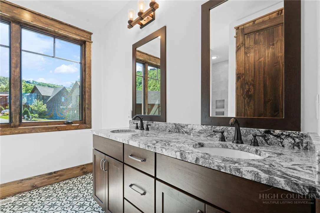 Image number 5 for the current listing