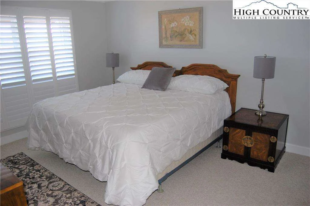 Image number 21 for the current listing