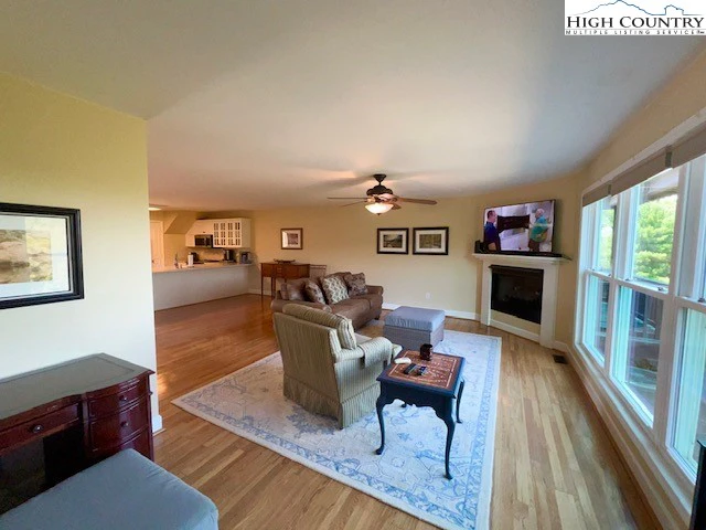 Image number 17 for the current listing