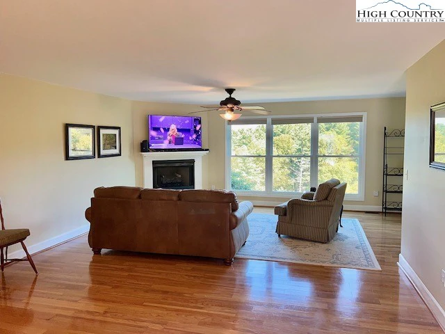 Image number 15 for the current listing