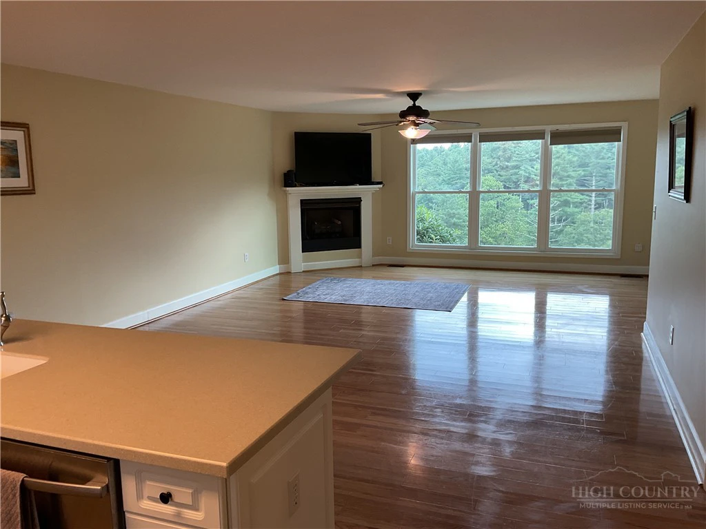 Image number 5 for the current listing