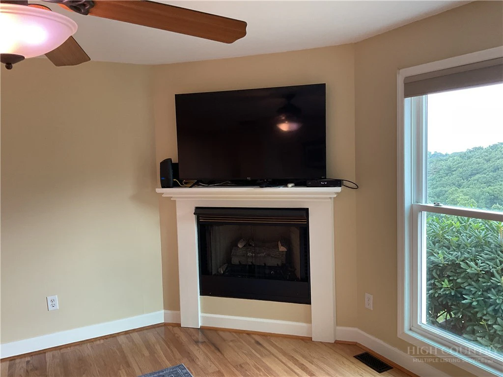 Image number 6 for the current listing