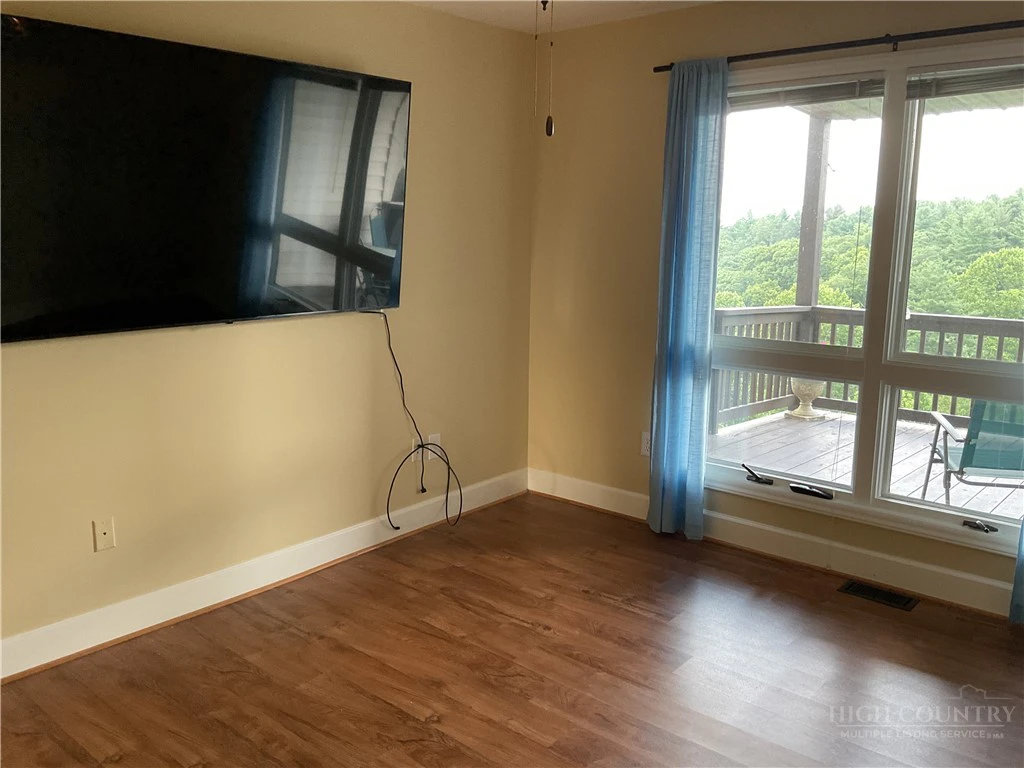 Image number 7 for the current listing