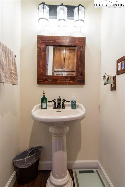 Image number 9 for the current listing