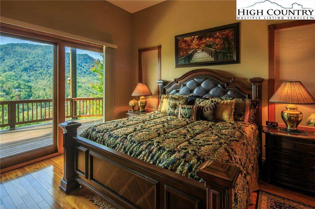 Image number 3 for the current listing