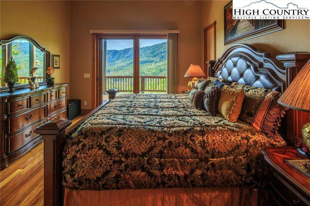 Image number 4 for the current listing