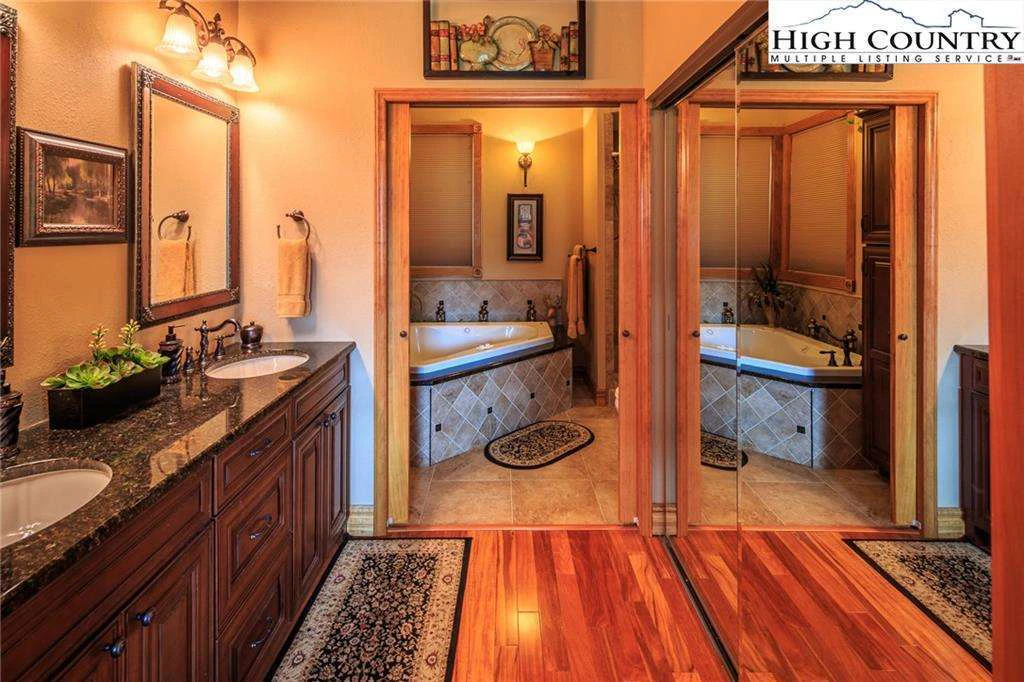 Image number 5 for the current listing