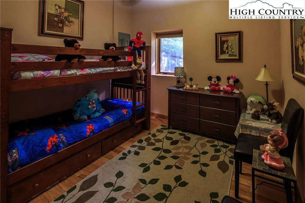 Image number 2 for the current listing