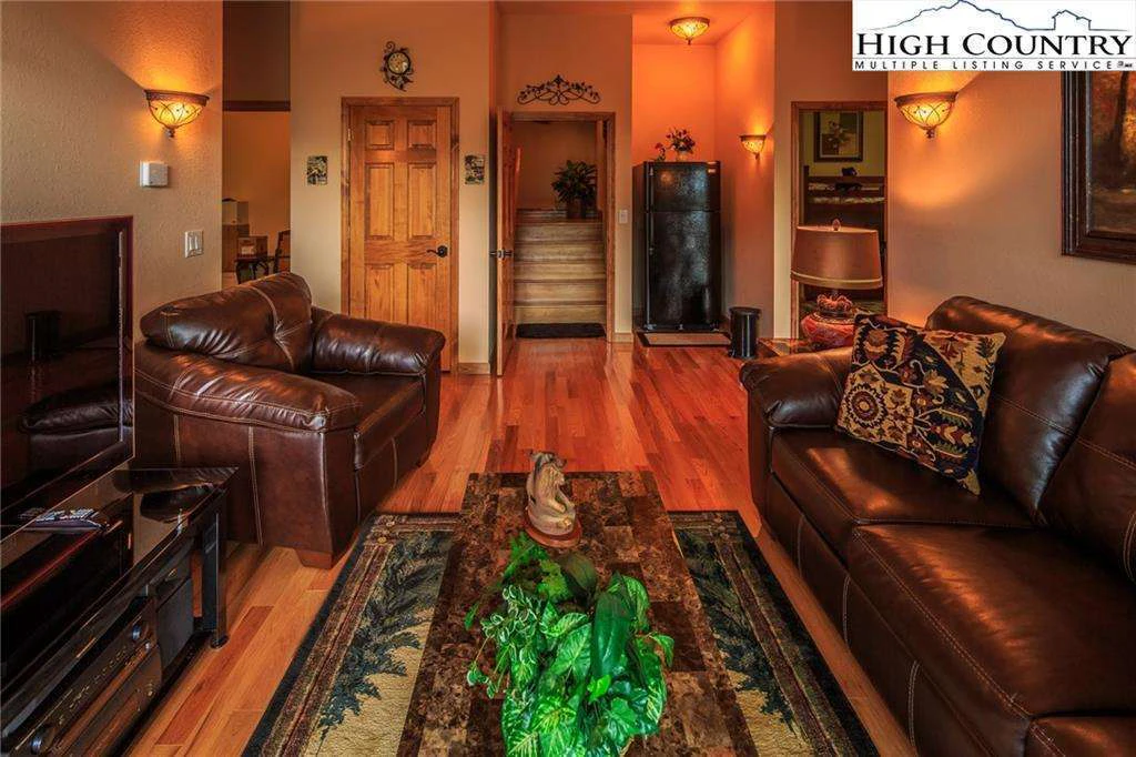 Image number 18 for the current listing